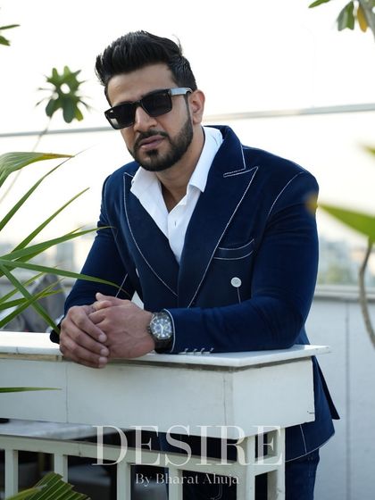 A moment of quiet confidence in the blue velvet blazer. The rich fabric and sharp tailoring speak for themselves.