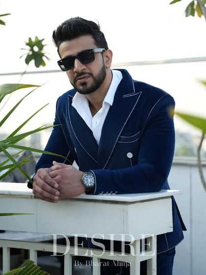 A moment of quiet confidence in the blue velvet blazer. The rich fabric and sharp tailoring speak for themselves.
