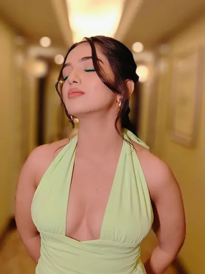 A fresh and modern look with a simple green winged liner. This is a great way to incorporate color in a subtle and sophisticated way, perfect for a summer event.