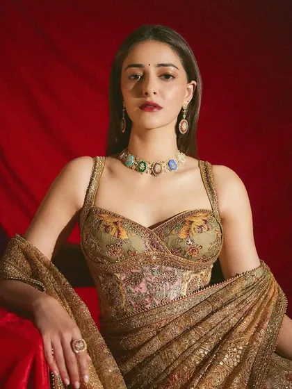 A closer look at Ananya Panday wearing the full Navratna set. The combination of different coloured stones in the micromosaic choker creates a rich, pastel palette.