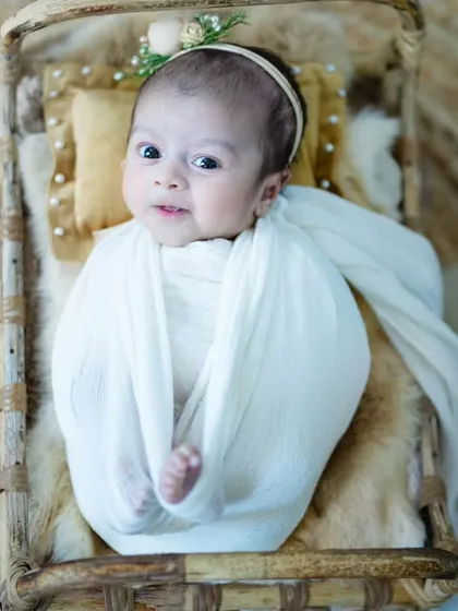 This little boho bub is wide-eyed and curious. Even when they're awake, I can capture beautiful, calm moments during a newborn session.