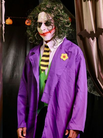 Our Joker costume is a complete set, ensuring you have everything you need to embody the iconic character, from the signature purple coat to the disheveled green hair.