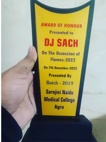 I was so grateful to receive this Award of Honour from the students of Sarojini Naidu Medical College in Agra. It's always a pleasure to perform for such an energetic and appreciative audience.