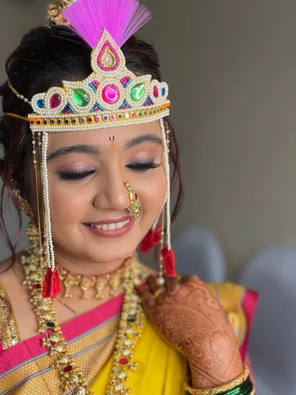 A close-up of this bride's beautiful smile and her traditional 'bashing' (forehead ornament).