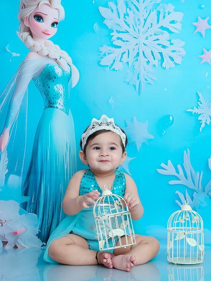 A sweet, gentle moment in our Frozen-themed set. This little princess is sitting peacefully, surrounded by snowflakes and magic.