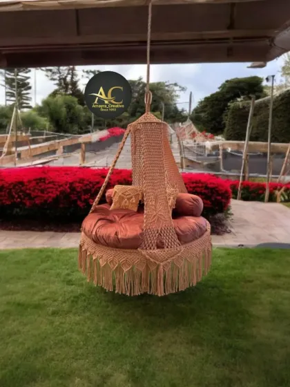 We listened to our customers and improved our mattresses for the best sleep. This swing, placed in a lovely garden, now features a mattress designed for deep sleep and no back issues.