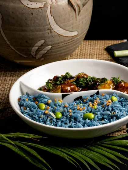 A flying buffet favourite. Our Blue Pea Butterfly Fried Rice, naturally tinted and full of flavour, is paired with our signature black pepper chicken.