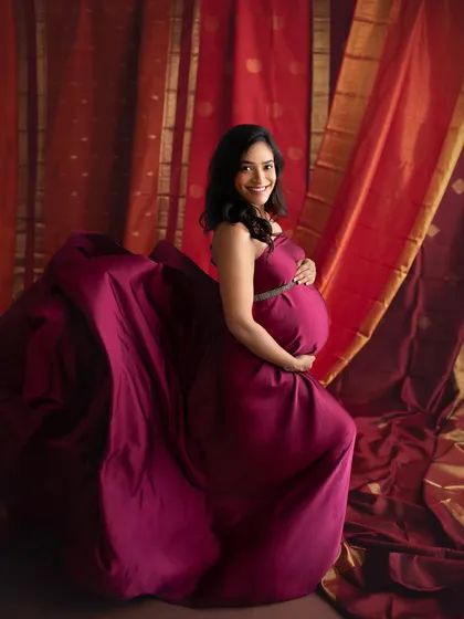 We can also add a touch of tradition to your maternity photos. This gorgeous mom wanted to incorporate a desi feel, so we used these stunning silk sarees as a backdrop for a modern twist on a classic style.
