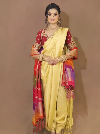 For those looking for something unique, I offer regional looks too. Here is a complete Marathi bridal look, from the distinct saree drape to the traditional jewellery, all available for rent.
