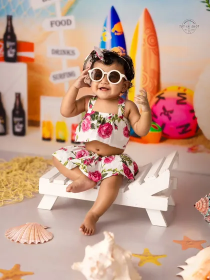 A fun-filled sitter session with a vibrant beach theme. We love capturing the curious and playful expressions of babies as they begin to explore, complete with fun accessories like these cool sunglasses.