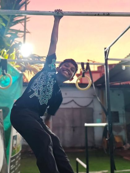 Having fun on the bars during a sunset session. The positive energy and beautiful scenery make our workouts special.