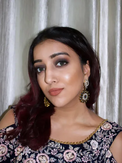 For those who love a classic, bold statement, I create stunning smokey eye looks. This is perfect for evening events, cocktail parties, or sangeet nights where you want your eyes to be the focus.