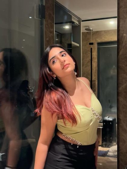 A final look at the stylish Lulu & Sky corset. This completes the series, giving a full picture of the product in a real-life setting.