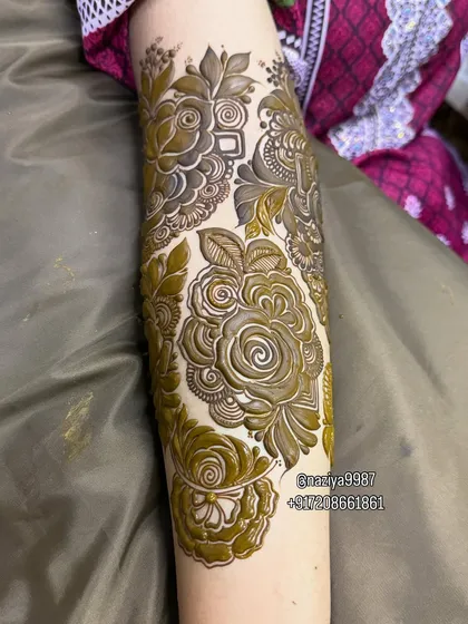 The details on this fresh henna design are so sharp and clean.