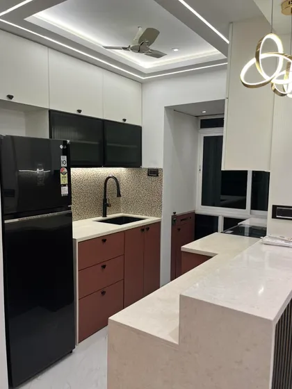 This modern kitchen in Navi Mumbai features a bold color scheme and a functional breakfast counter. I designed it with ample storage and high-quality finishes to create a space that is perfect for both daily use and entertaining.