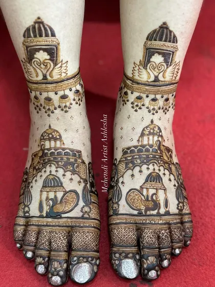 Bridal feet deserve just as much attention. This design features regal palanquin (doli) and peacock figures, with delicate swan details on the ankles, ensuring the bride looks stunning from head to toe.