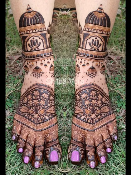 The rich stain of a bridal foot design, featuring domes and delicate jhumka motifs.
