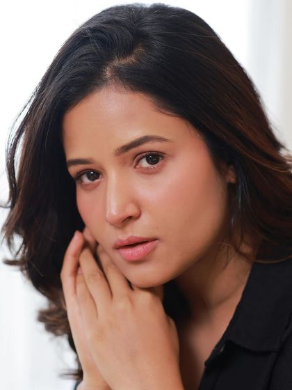 A set of clean, minimalist headshots of an actress. With simple lighting and a neutral expression, these photos are perfect for casting calls and professional portfolios where a natural look is required.