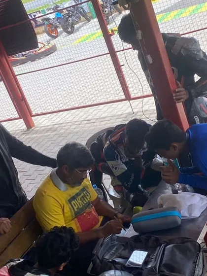 Students gather for a pre-session briefing. This collaborative environment is crucial for learning, as riders share experiences and learn from each other under our expert guidance.