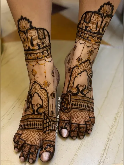 Your feet deserve beautiful mehndi too. This design features elegant elephants and peacocks in an architectural frame, creating a stunning payal or anklet effect that is perfect for any celebration.