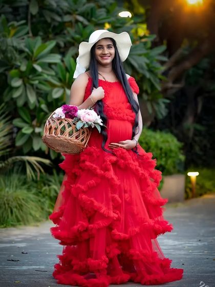 This red ruffle gown is perfect for capturing the joy of motherhood. It's a comfortable and stylish choice for any maternity photoshoot.