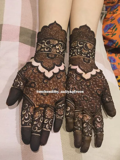 A classic Pakistani design with a scalloped border and intricate filling, a trend that never fades.