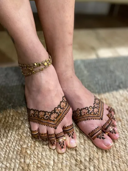 A slightly different view of the elegant jewelry-style foot mehendi, perfect for someone who wants a minimal yet beautiful look.