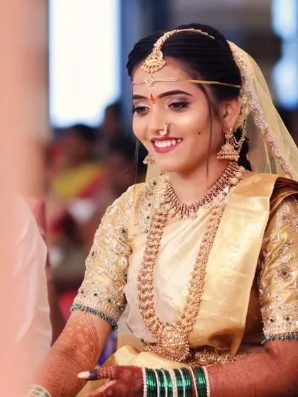 This is one of my most sought after nakshi bridal sets, and you can see why. It looks absolutely stunning on our bride, pairing beautifully with her golden silk saree for a timeless and elegant wedding day style.