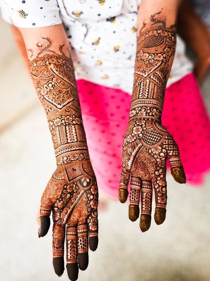 A view of the palms, showing how the intricate patterns create a rich and full look.