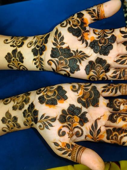 Hajira Mehendi Artist - Mehndi Art Classes & Workshops Flowing Floral & Arabic Designs photo 9