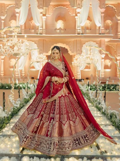 The final look under the wedding lights. Janvi's regal presence was undeniable, a perfect blend of tradition and personal style.