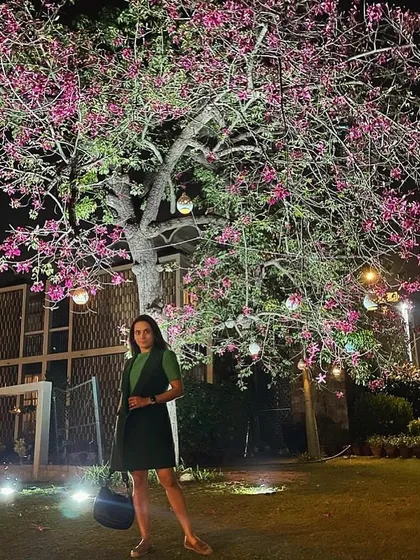 Layering season is my favorite. Here I am enjoying a beautiful evening in a simple layered look, combining a green top with a matching vest for a monochromatic and chic outfit.