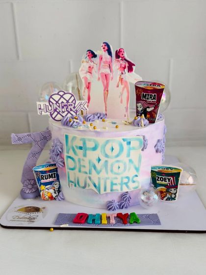 A full shot of the personalized K-Pop cake, showing off the custom name and character details.