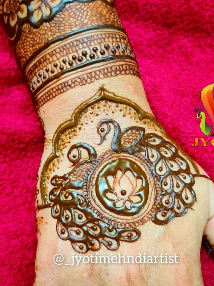 A peacock and lotus motif applied on the back of the hand. This is a classic combination that you will master in my course.