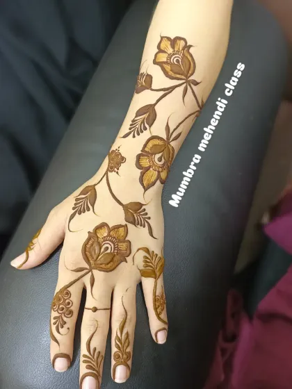 A longer version of the floral vine, extending up the arm. I teach how to create designs that flow beautifully on the body.