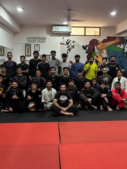 The energy of a Sunday roll. The mats are full, and everyone is pushing to level up. This is what our weekend sessions are all about: community and progress.