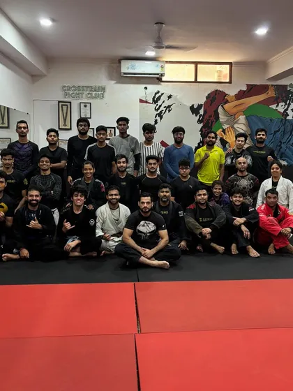 The energy of a Sunday roll. The mats are full, and everyone is pushing to level up. This is what our weekend sessions are all about: community and progress.