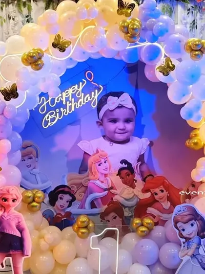 A detailed view of the princess-themed circular backdrop and balloon arrangement.