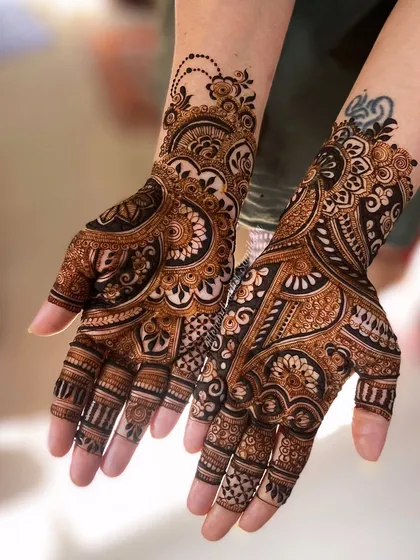 A striking Indo-Arabic design with bold, dark-filled areas contrasted with fine, detailed linework for a dramatic effect.