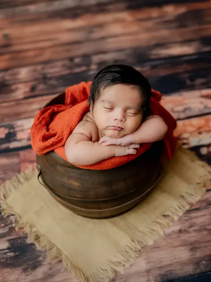 A slightly different angle of the pot pose, giving a full view of the simple and timeless setup.