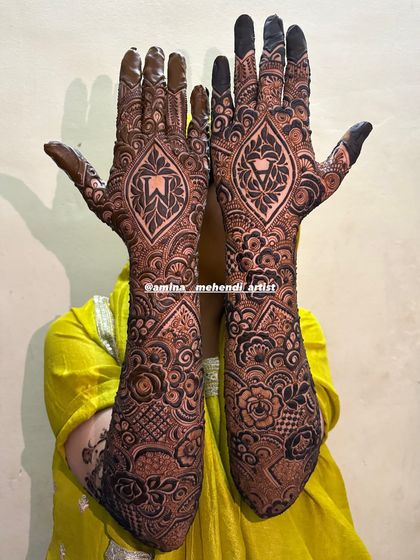 A full view of the design with the initials 'A' and 'M' inside leaf motifs, a very creative and beautiful style.