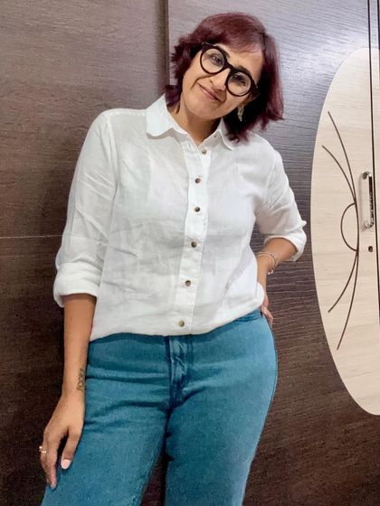 Kicking off the week with a timeless white linen shirt and denim. It's a clean, classic, and effortlessly professional look.