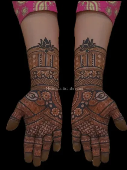 A simple yet beautiful design for the hands. This pattern uses lotus motifs and clean lines, perfect for someone who wants an elegant but less heavy look.
