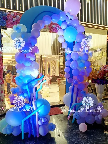 A close-up of the mermaid entrance arch, showing the beautiful gradient of blue and purple balloons that create an underwater feel.