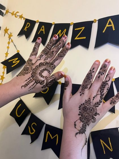 A simple and elegant design for Ramadan, with a mix of styles on each hand.