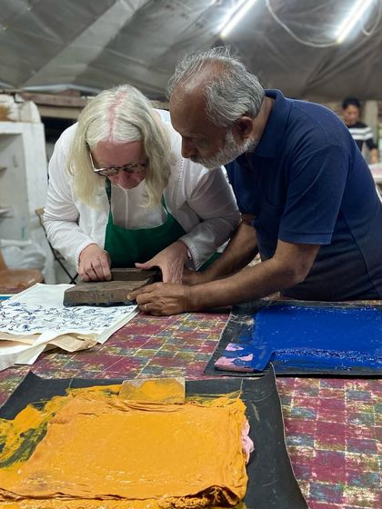 A workshop with textile enthusiasts from Selvedge Magazine. Here, our master artisan shares tips on achieving the perfect print, a moment of knowledge exchange between cultures.