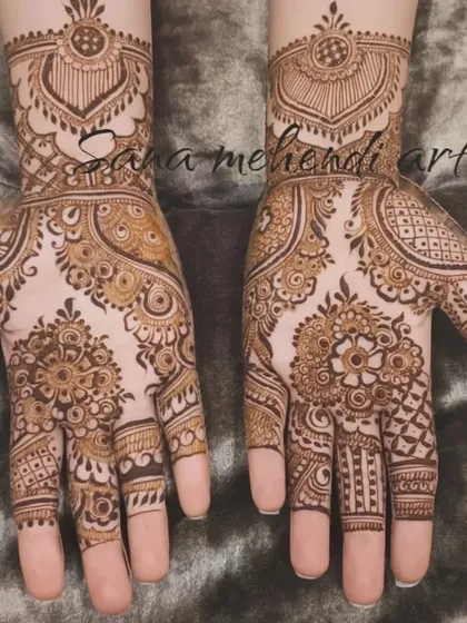 A traditional design for a guest, with classic motifs and full palm coverage.