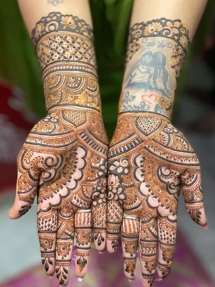 A lovely collaboration with a fellow artist. This design features beautiful shading and delicate details, showing the beauty of working together.