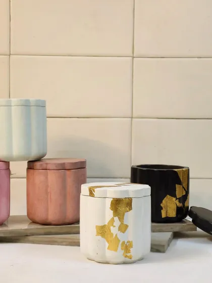Our Daisy Jar collection, available in a range of colors from pastel pink and green to a bold black with gold leaf. Which one is your favorite?