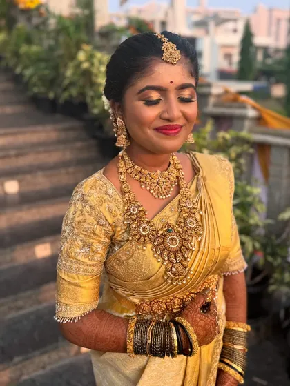 This is my commitment to authentic beauty, captured with no filters and no edits. I teach how to achieve this radiant, golden bridal glow that looks stunning both in person and on camera.